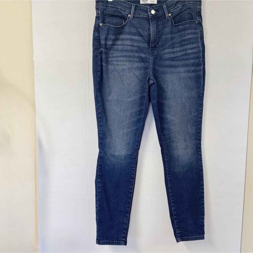 Levi Signature Skinny Jeans  Dark Wash 25"x29"‎ Stretch